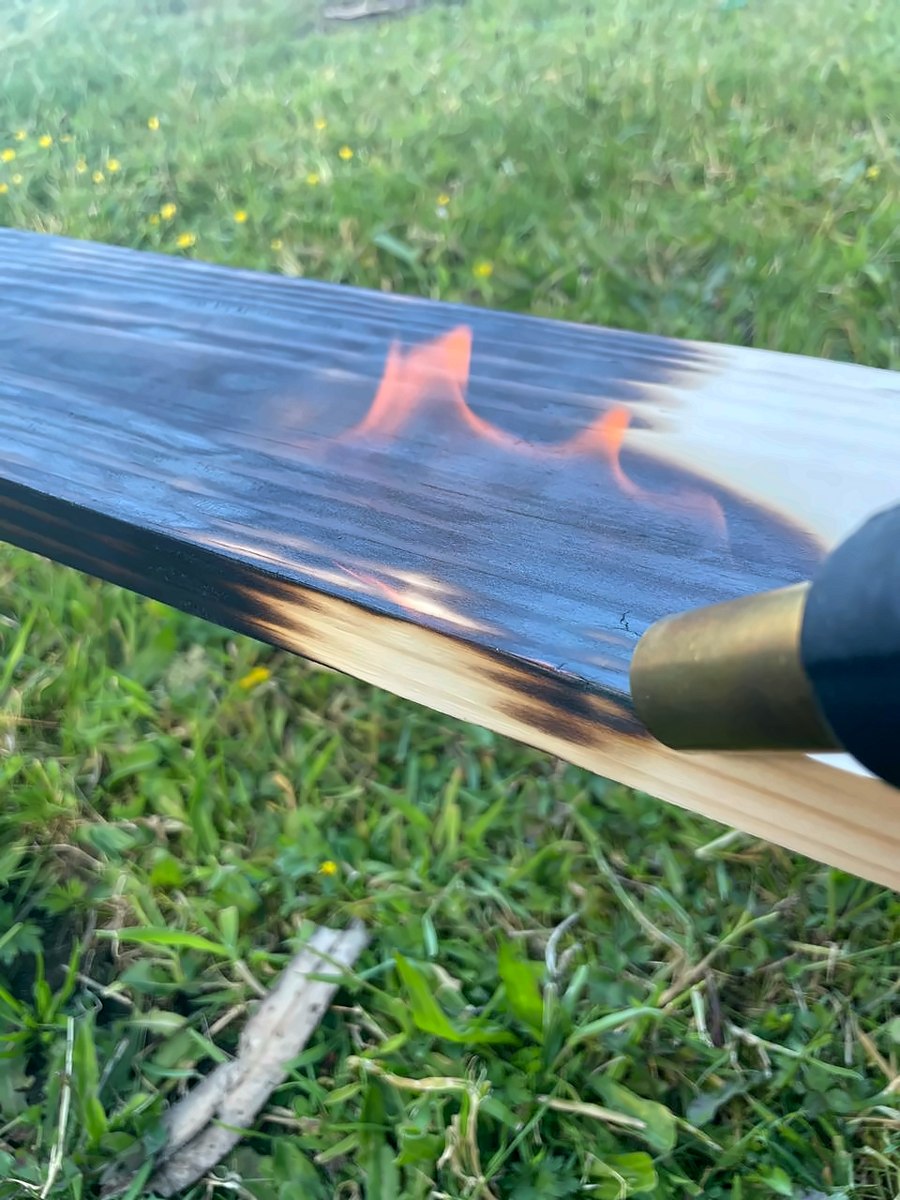 Yakisugi: detalle de la llama sobre la madera