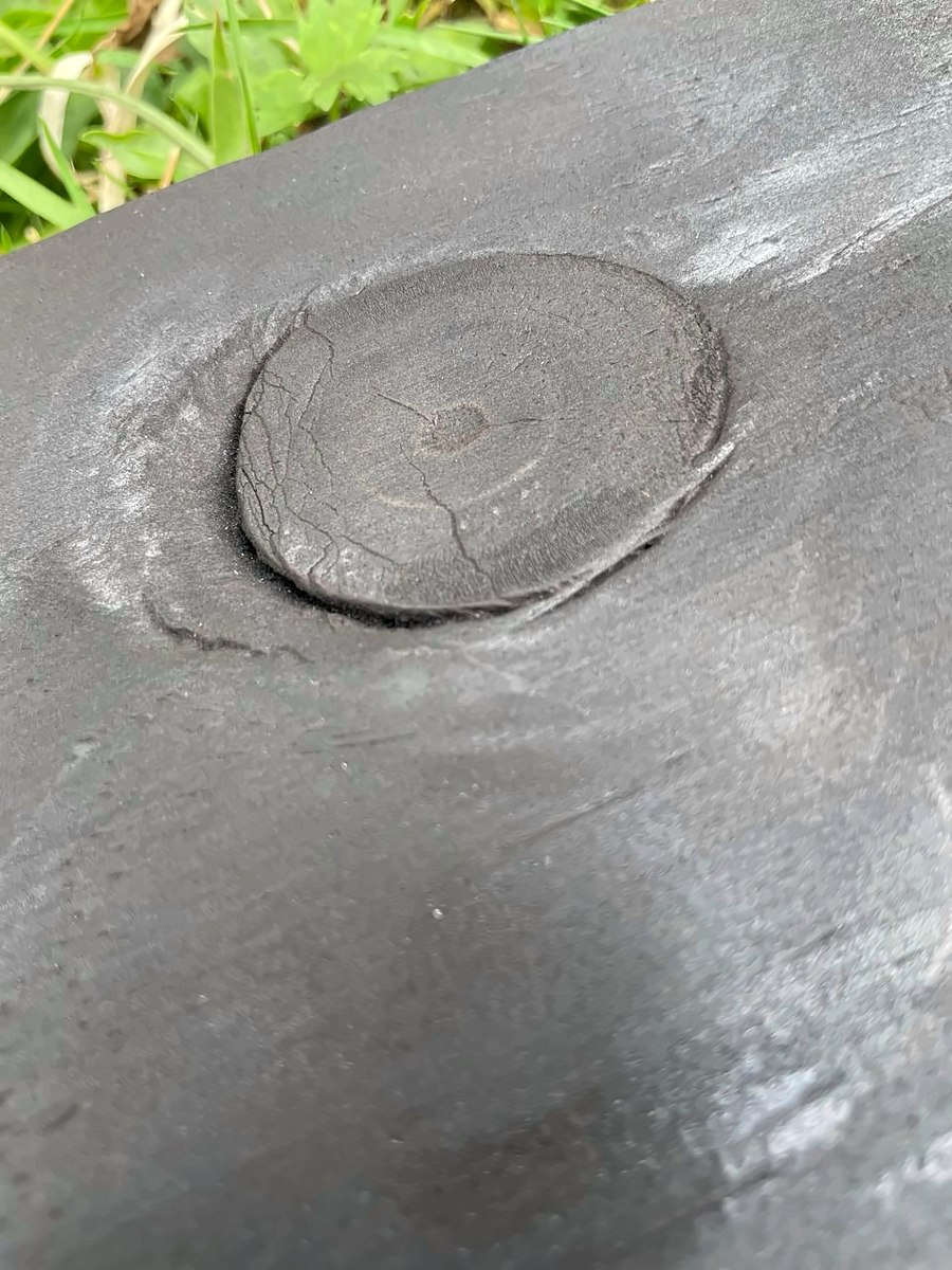 Yakisugi: detalle de un nudo en la madera carbonizada