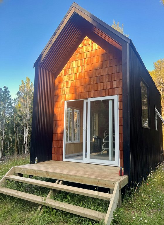 Tiny house Modus Patagonia al atardecer, hora dorada